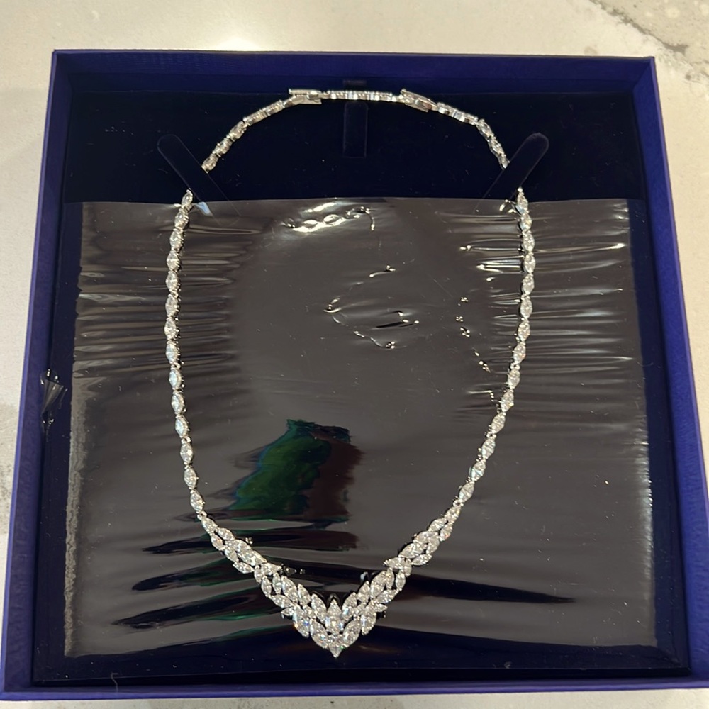 Swarvoski Necklace with original box